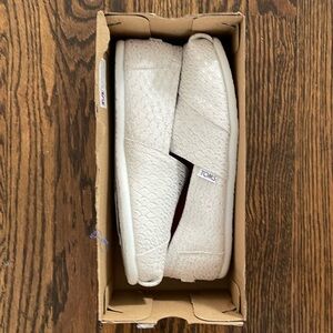 NWT TOMS Slip ons